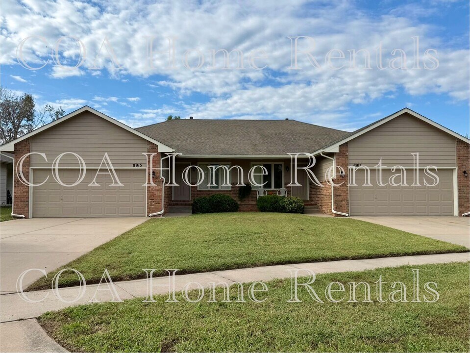 8917 W Meadow Park in Wichita, KS - Building Photo