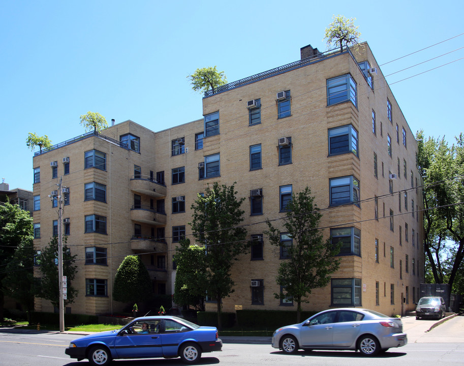 717 Eglinton Ave W in Toronto, ON - Building Photo