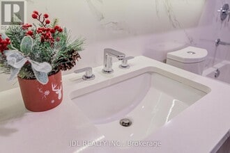 1 Concord Cityplace Wy in Toronto, ON - Building Photo - Building Photo