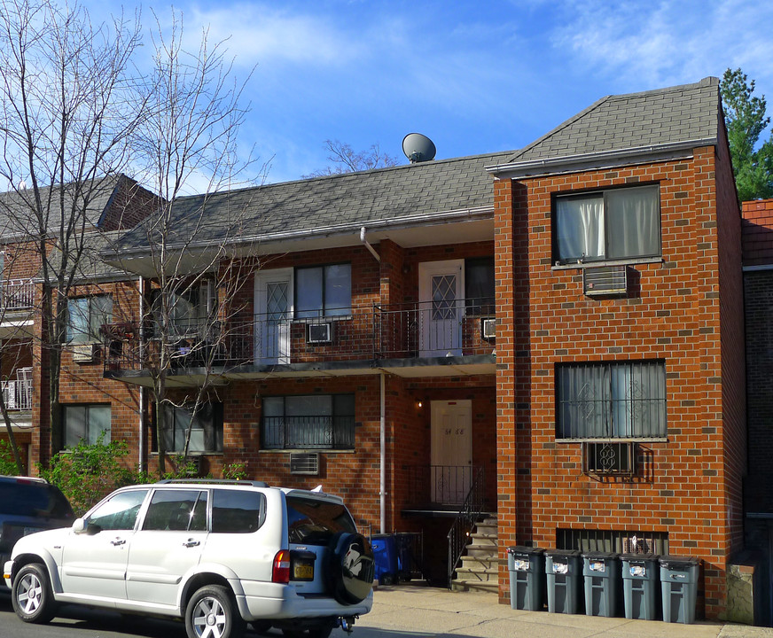 64-68 Austin St in Rego Park, NY - Foto de edificio