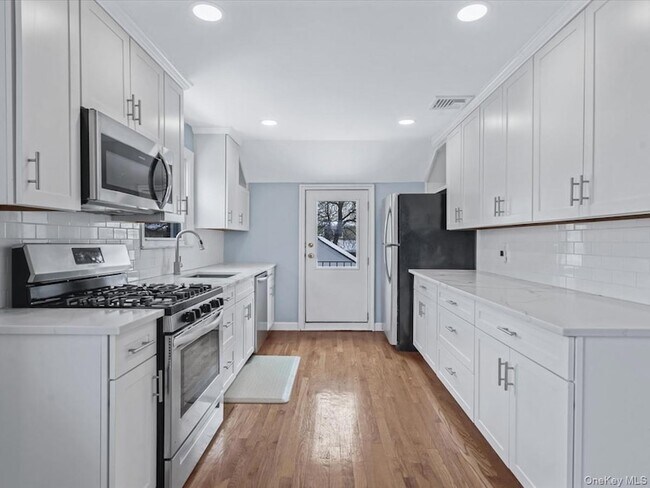 69 Sheridan Ave, Unit 2nd Floor in Williston Park, NY - Building Photo - Building Photo