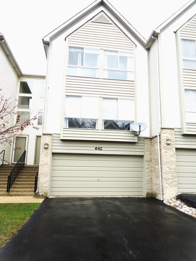 642 Diamond Pointe Dr in Mundelein, IL - Foto de edificio - Building Photo