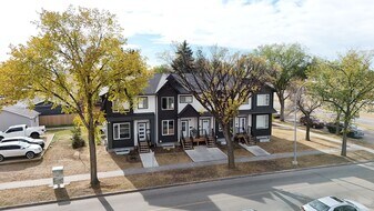 10617-10122 122 Ave NW in Edmonton, AB - Building Photo