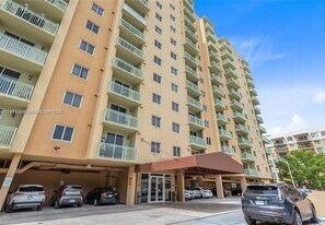 3500 Coral Wy, Unit 606 in Miami, FL - Building Photo