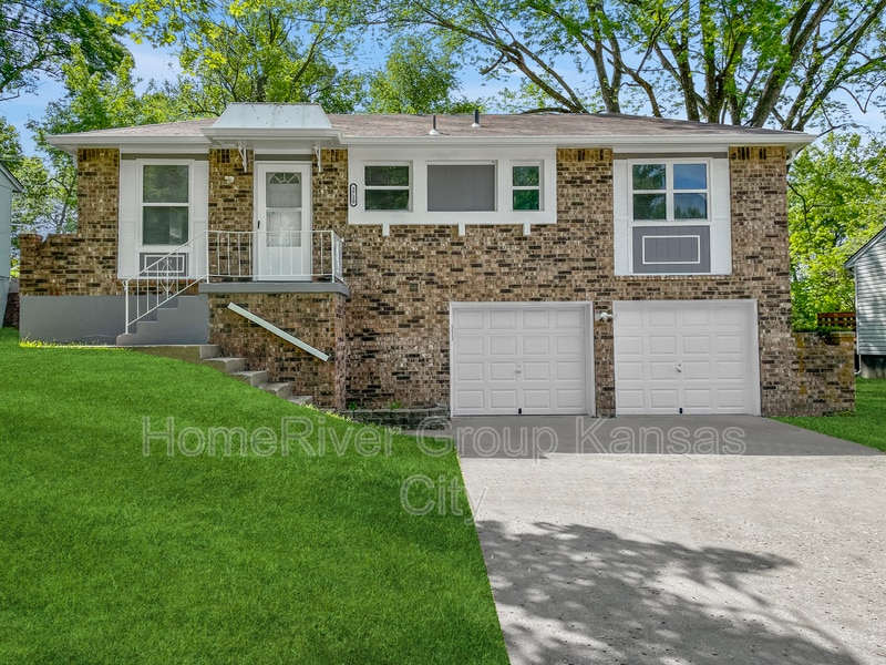 2720 NW Castle Dr in Blue Springs, MO - Building Photo