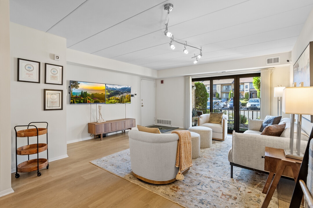 Ambassador Apartments in Philadelphia, PA - Foto de edificio