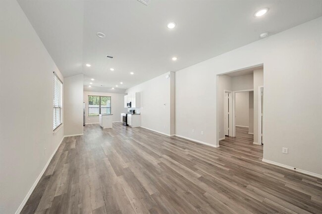 5899 Skylane Dr in Montgomery, TX - Foto de edificio - Building Photo