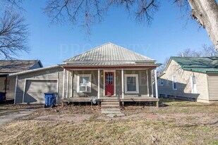 910 Camden St in Coffeyville, KS - Building Photo
