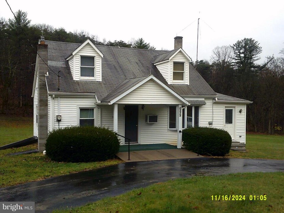 699 Buckwheat Rd in Millerstown, PA - Foto de edificio