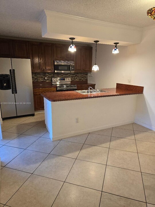 8369 N Coral Cir in North Lauderdale, FL - Building Photo