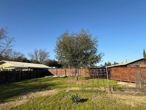 211 Shiloh Rd in Windsor, CA - Building Photo - Building Photo