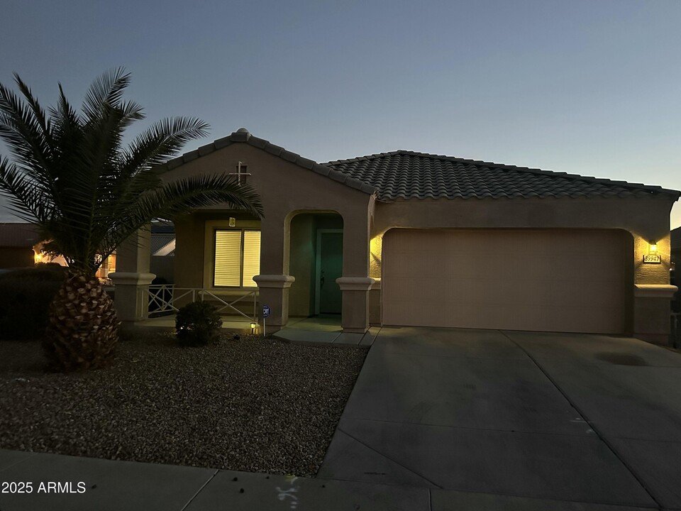 39947 W Robbins Dr in Maricopa, AZ - Building Photo