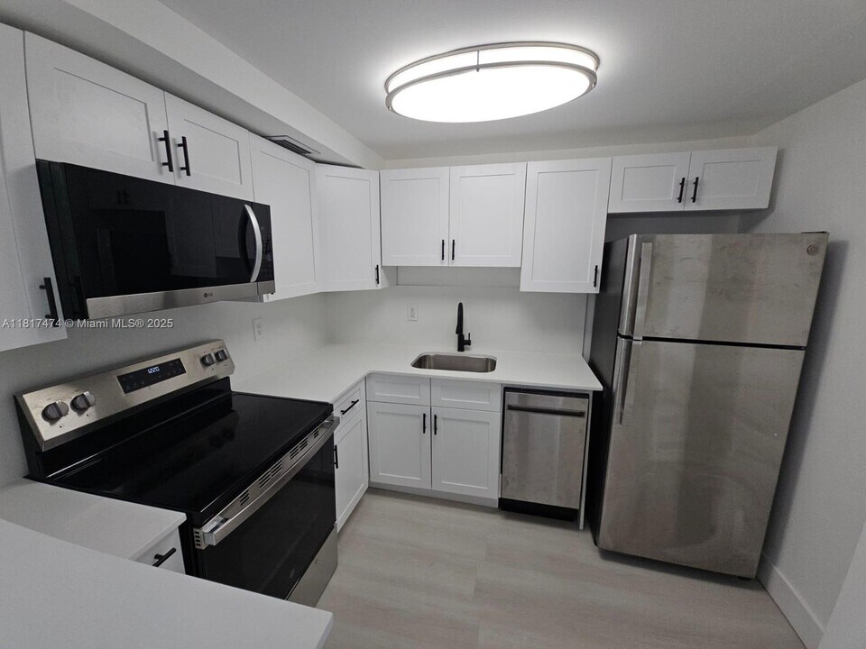 8101 Crespi Blvd in Miami Beach, FL - Building Photo