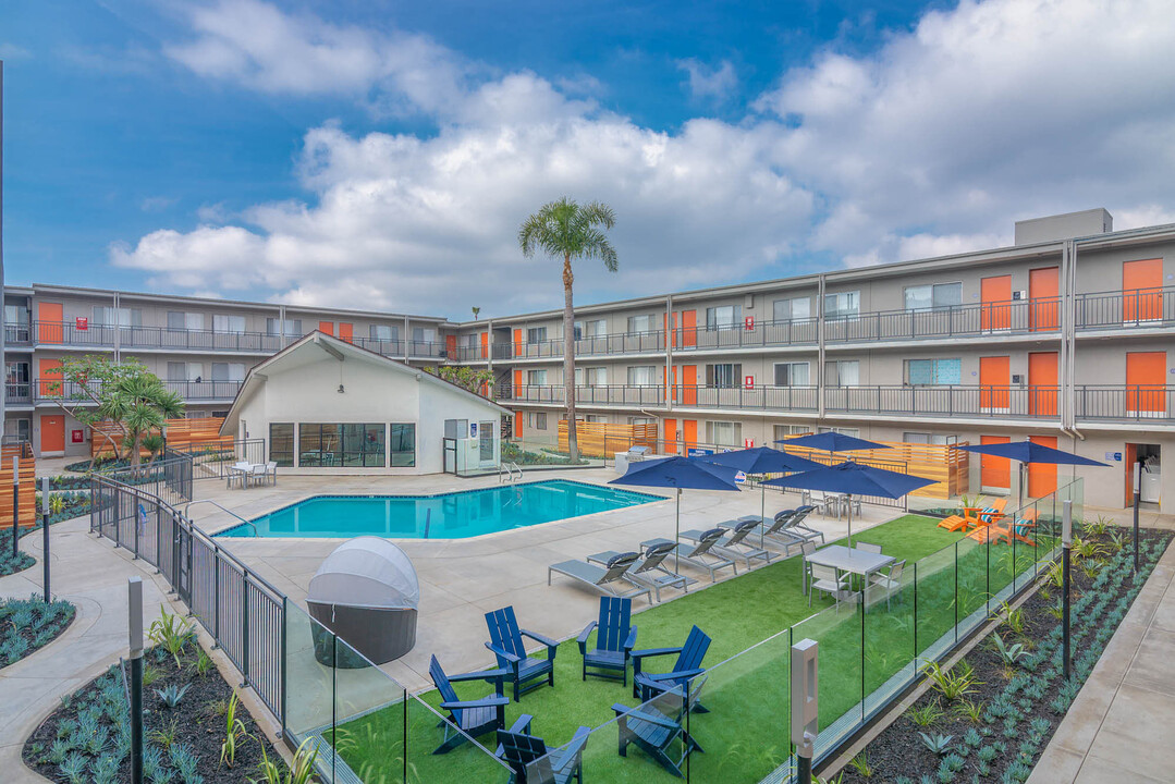 Apex Apartments in Costa Mesa, CA - Building Photo