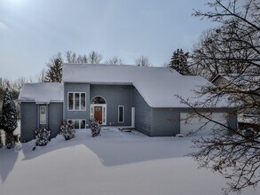 2630 Glencairin Dr NW in Grand Rapids, MI - Building Photo - Building Photo