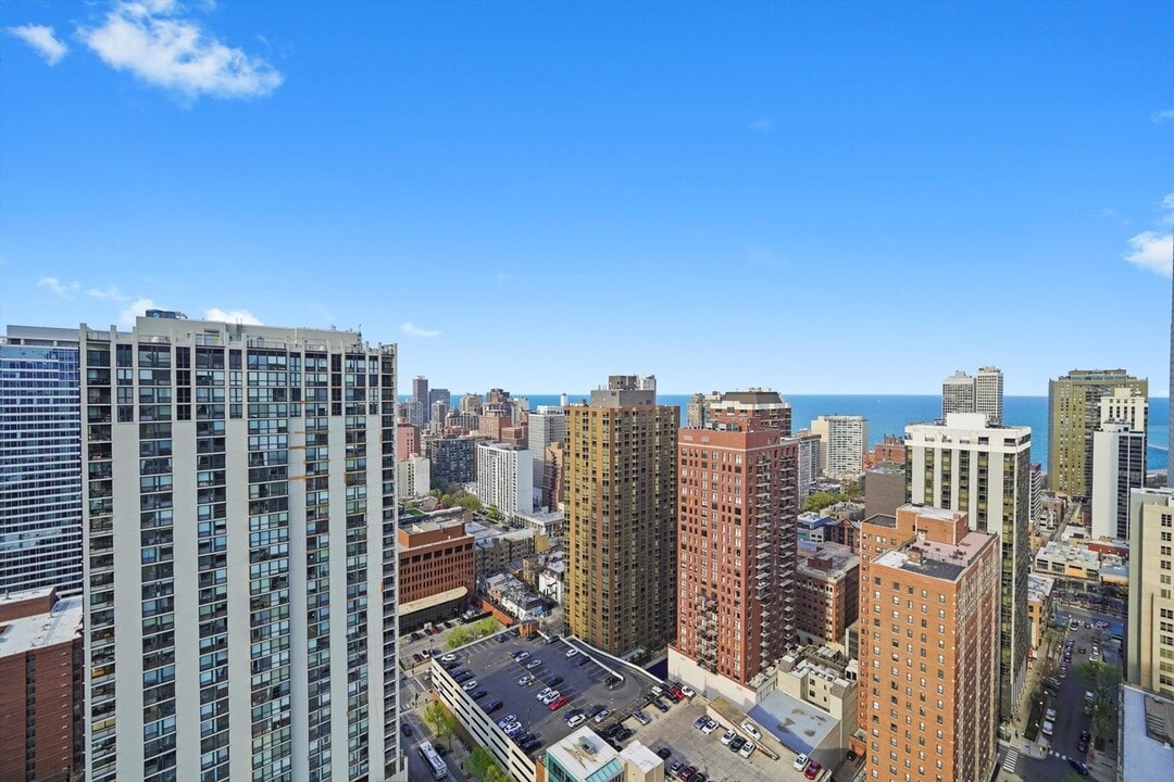 111 W Maple St, Unit #3207 in Chicago, IL - Foto de edificio