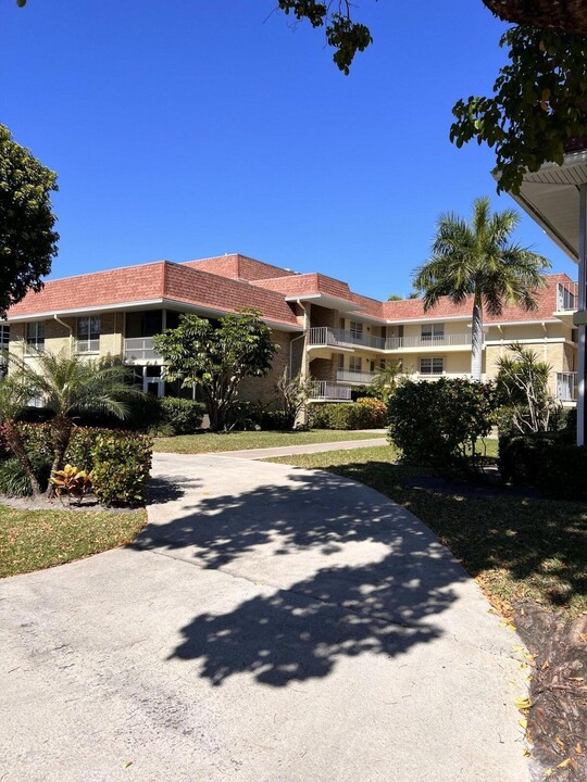 5580 Tamberlane Cir in Palm Beach Gardens, FL - Building Photo