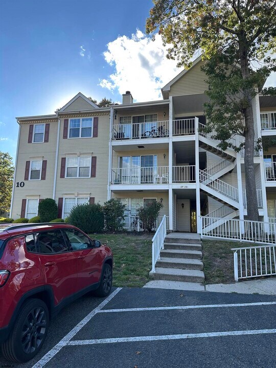 110 Iroquois Dr in Absecon, NJ - Building Photo