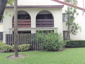 8899 SW 123rd Ct in Miami, FL - Foto de edificio - Building Photo