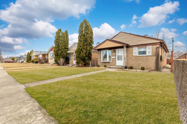 7769 Mason Ave in Burbank, IL - Building Photo - Building Photo