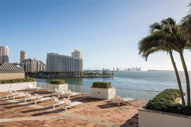 1111 Brickell Bay Dr in Miami, FL - Building Photo - Building Photo