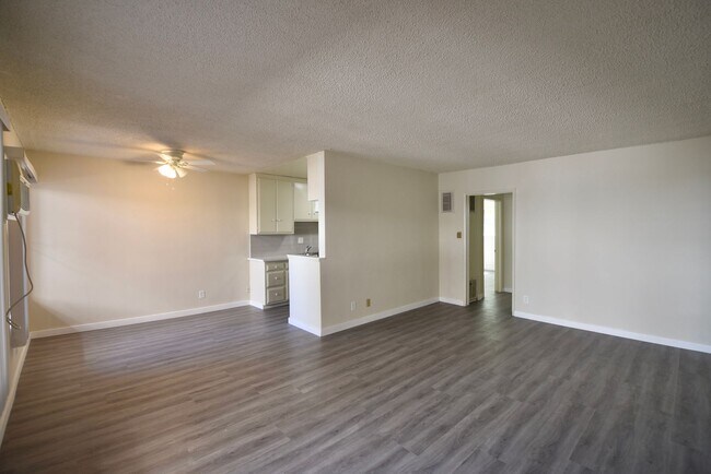 11255 Camarillo St-Unit -104 in Los Angeles, CA - Building Photo - Building Photo