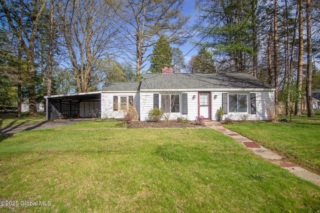 934 Mohegan Rd in Niskayuna, NY - Building Photo