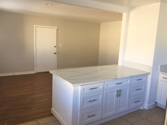 12641 Vanowen St, Unit A in Los Angeles, CA - Foto de edificio - Building Photo