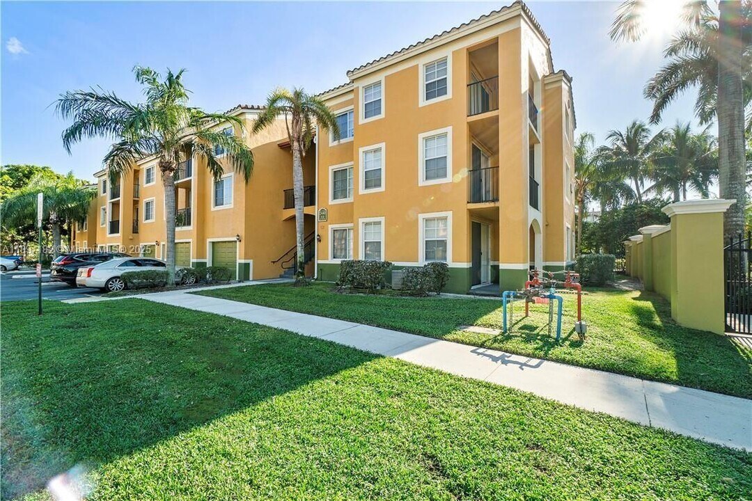 2401 W Preserve Way in Miramar, FL - Building Photo