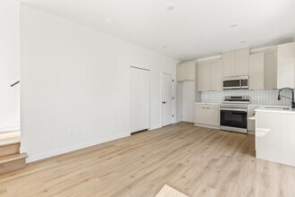 7009 NE 8th Ave in Portland, OR - Building Photo - Building Photo