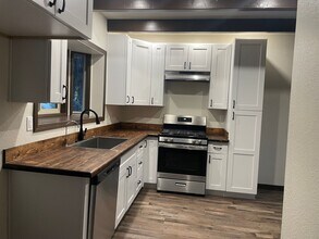 23878 Lakeview Dr in Crestline, CA - Building Photo - Building Photo
