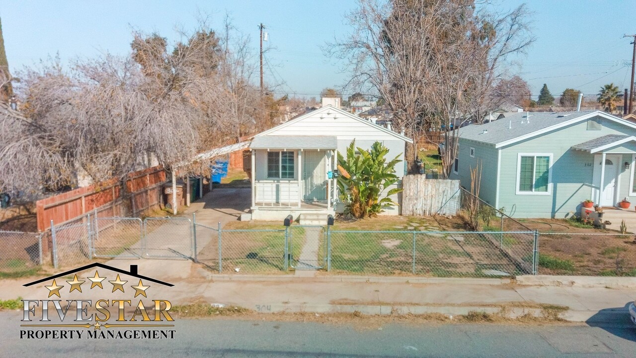 304 Woodrow Ave in Bakersfield, CA - Building Photo