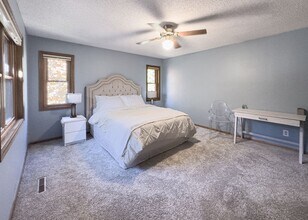 824 Springhill Dr in Burnsville, MN - Building Photo - Building Photo