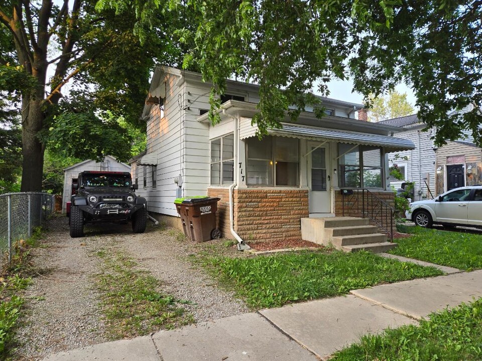 717 E Butler St in Adrian, MI - Building Photo