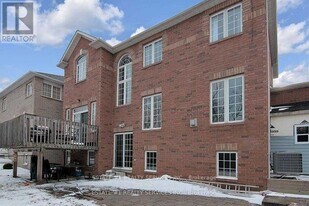 32 River Rock Crescent in Brampton, ON - Building Photo