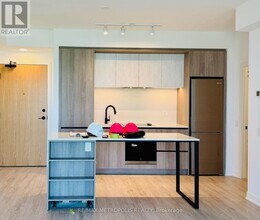 2495 Eglinton Ave W in Mississauga, ON - Building Photo - Building Photo