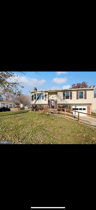 5559 Saint Charles Dr in Woodbridge, VA - Building Photo