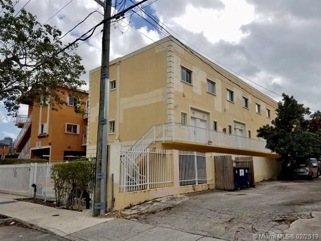 928 SW 3rd St-Unit -201 in Miami, FL - Building Photo