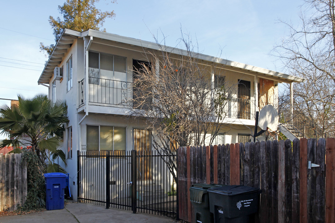 4-plex  (& Sfr) in Sacramento, CA - Foto de edificio