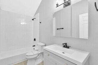 551 1/2 Wildwood Way in Clearwater, FL - Building Photo - Building Photo