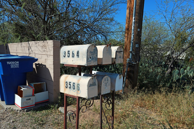 3566 E Kleindale Rd in Tucson, AZ - Building Photo - Building Photo