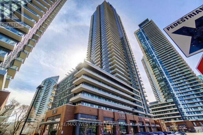 2220 Lake Shore Blvd W in Toronto, ON - Building Photo - Building Photo