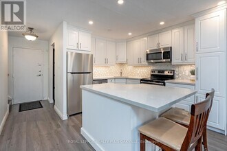 1058 Falgarwood Dr in Oakville, ON - Building Photo - Building Photo