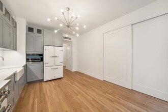 422 Hudson St, Unit 3 in New York, NY - Building Photo - Building Photo