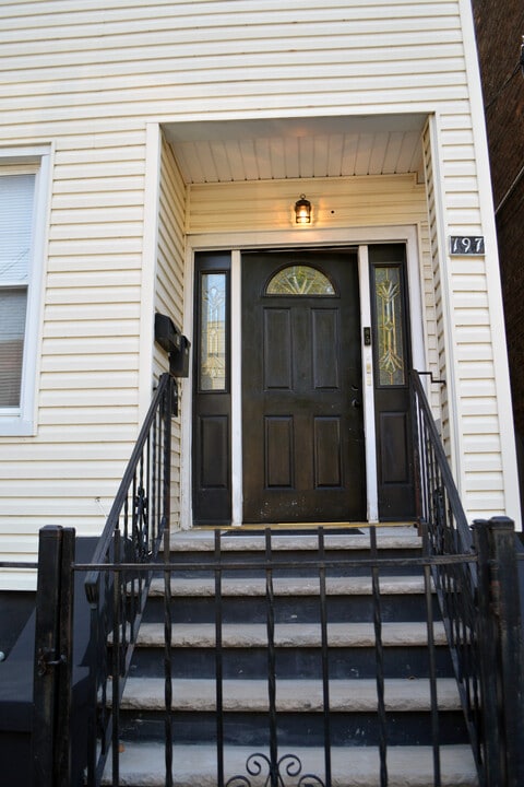 197 Freeman Ave, Unit 2 in Jersey City, NJ - Foto de edificio