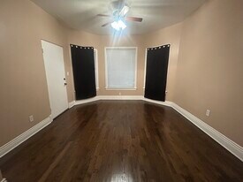 5653 W Montrose Ave, Unit Second floor in Chicago, IL - Building Photo