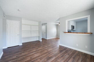 Creekside Park Apartments in Napa, CA - Building Photo - Interior Photo