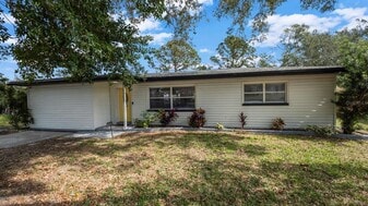 1357 S Betty Ln in Clearwater, FL - Building Photo