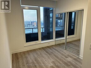 395 Square One Dr in Mississauga, ON - Building Photo - Building Photo