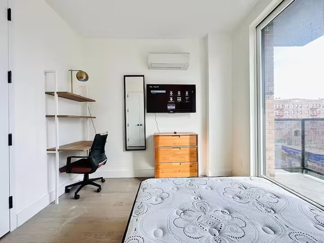 Furnished room/NOT APARTMENT, Unit 3F in Brooklyn, NY - Building Photo - Building Photo